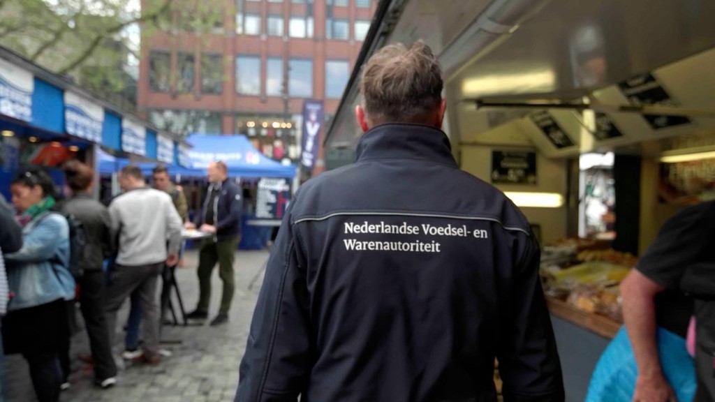NVWA-inspecteur in uniform: horecapersoneel controleren met checklists