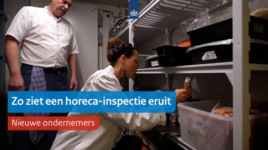 NVWA-inspectie in de horeca: een inspecteur controleert voedselcontainers in de koelcel terwijl een medewerker toekijkt